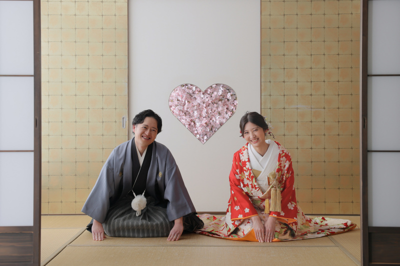 ハートの猪め窓の前でおじぎのポーズ