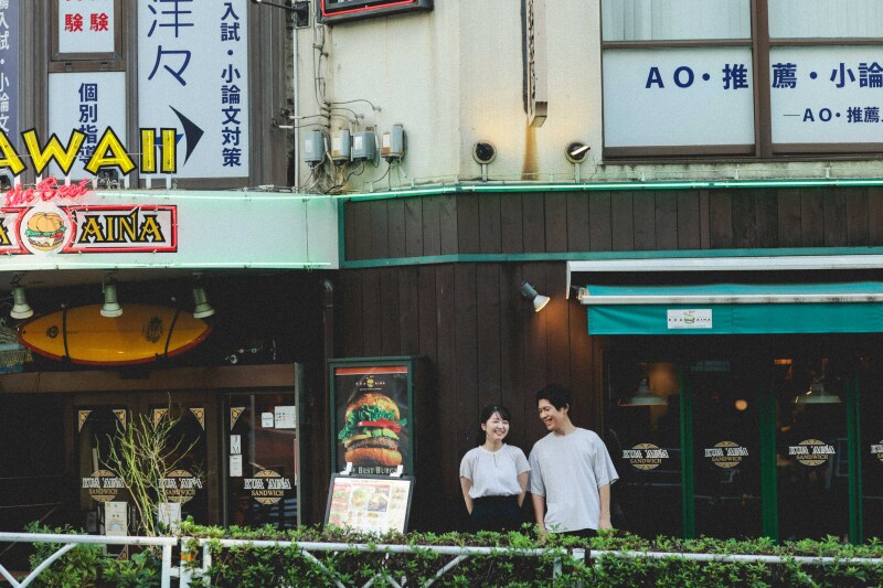 最初のハンバーガー屋さんの正面で