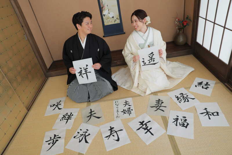 たくさんの書に囲まれて、見つめ合う二人だけの空間