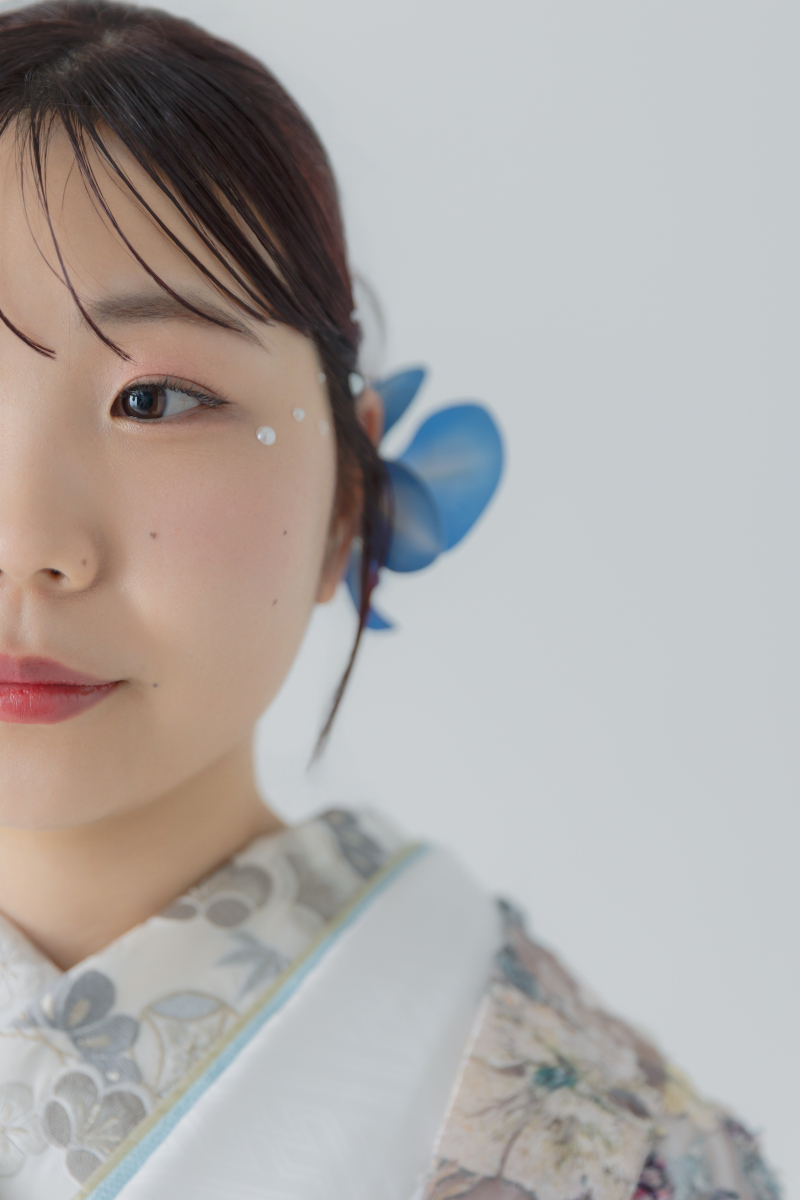 パールの装飾で目元のメイクを追加！