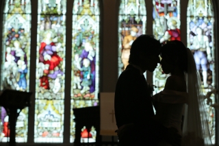 ステンドグラスが映える教会で