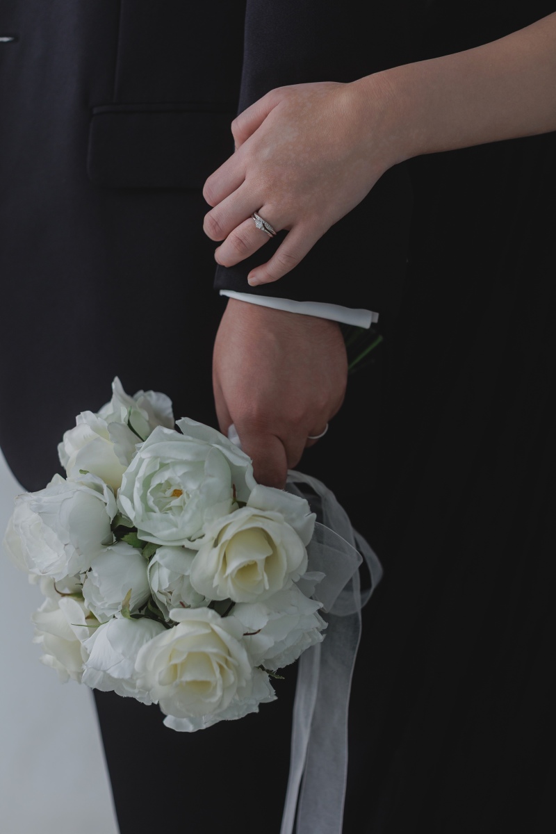 ブーケを握る手元と、輝く結婚指輪にフォーカス