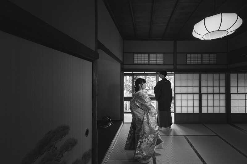 畳のお部屋で寄り添う、モノクロのシックな一枚