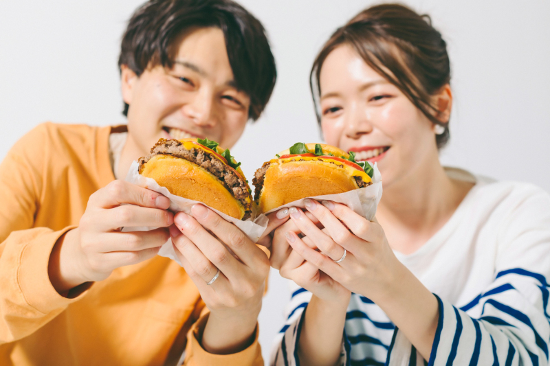 美味しそうなハンバーガーと共に
