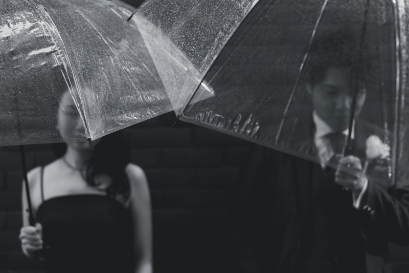 雨音が紡ぐ、モノクロームの詩