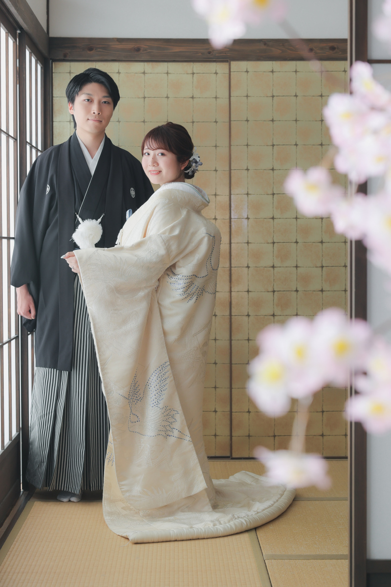 桜たゆたう縁側で、凛とした立ち姿