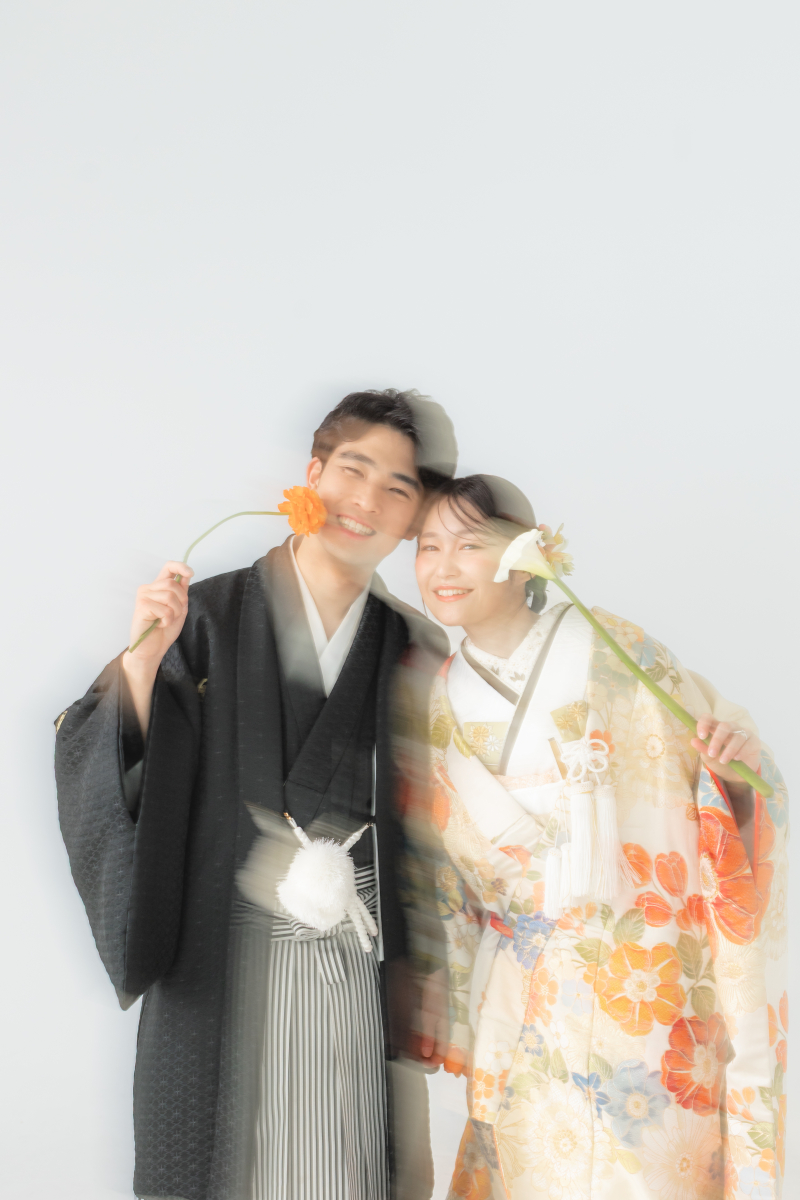 お花を持って嬉しそうに