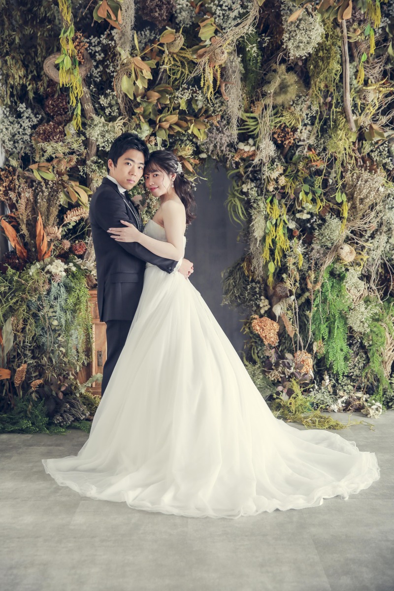 ボタニカルな背景で目の引く１枚を