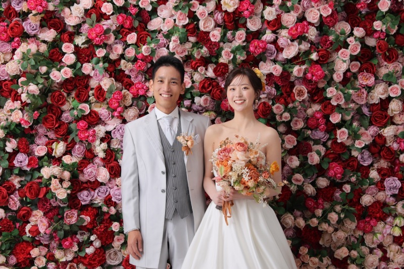 バラの壁を背景に！