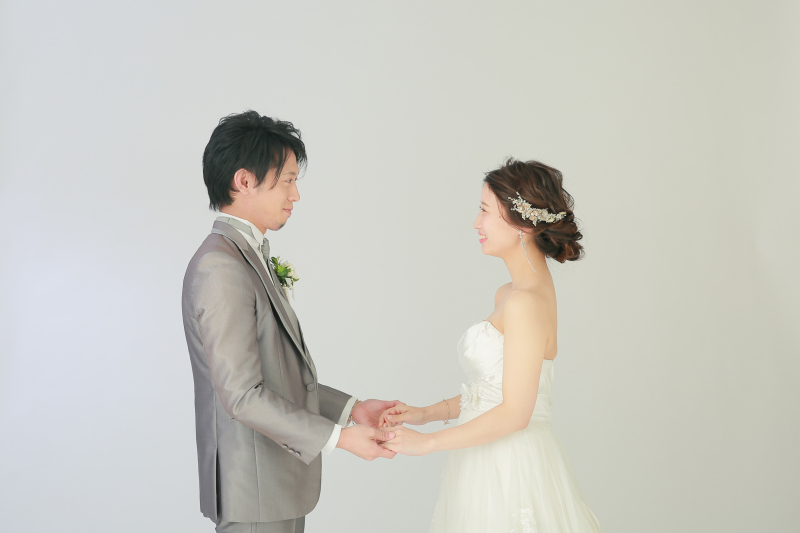 手を取り合って