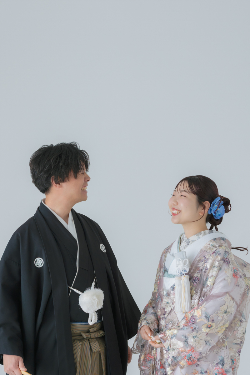 笑顔を見せ合うおふたり