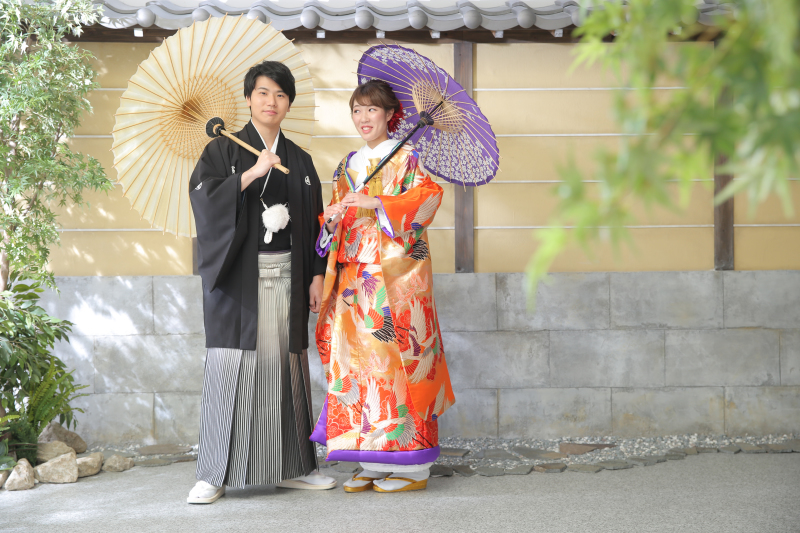 木漏れ日の中、和装に傘