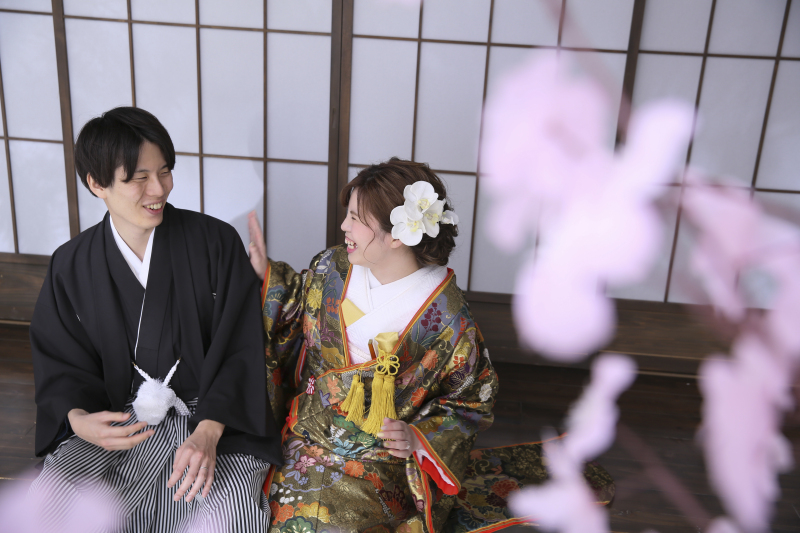 縁側でおしゃべり中に?!