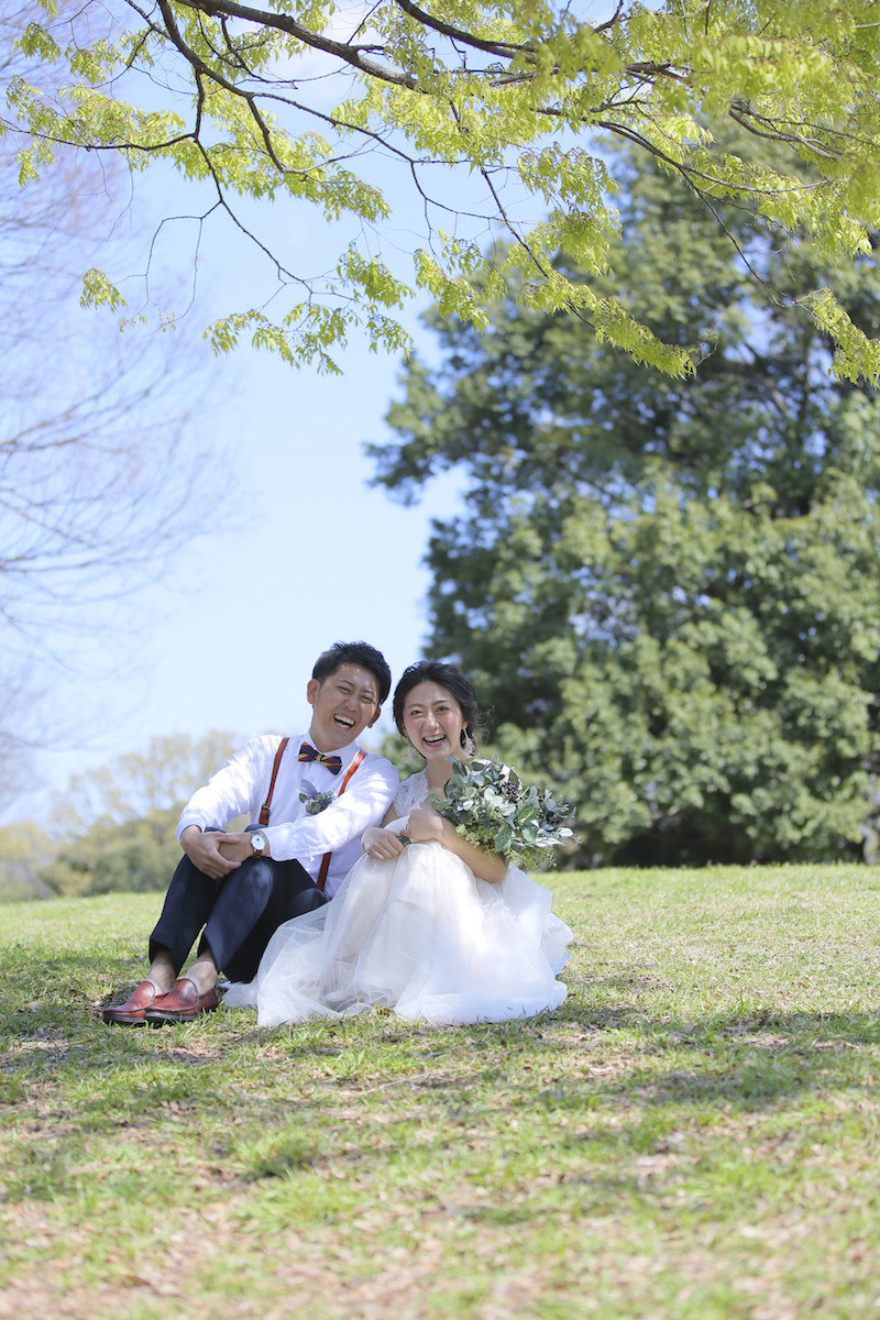 芝生の丘の上で。