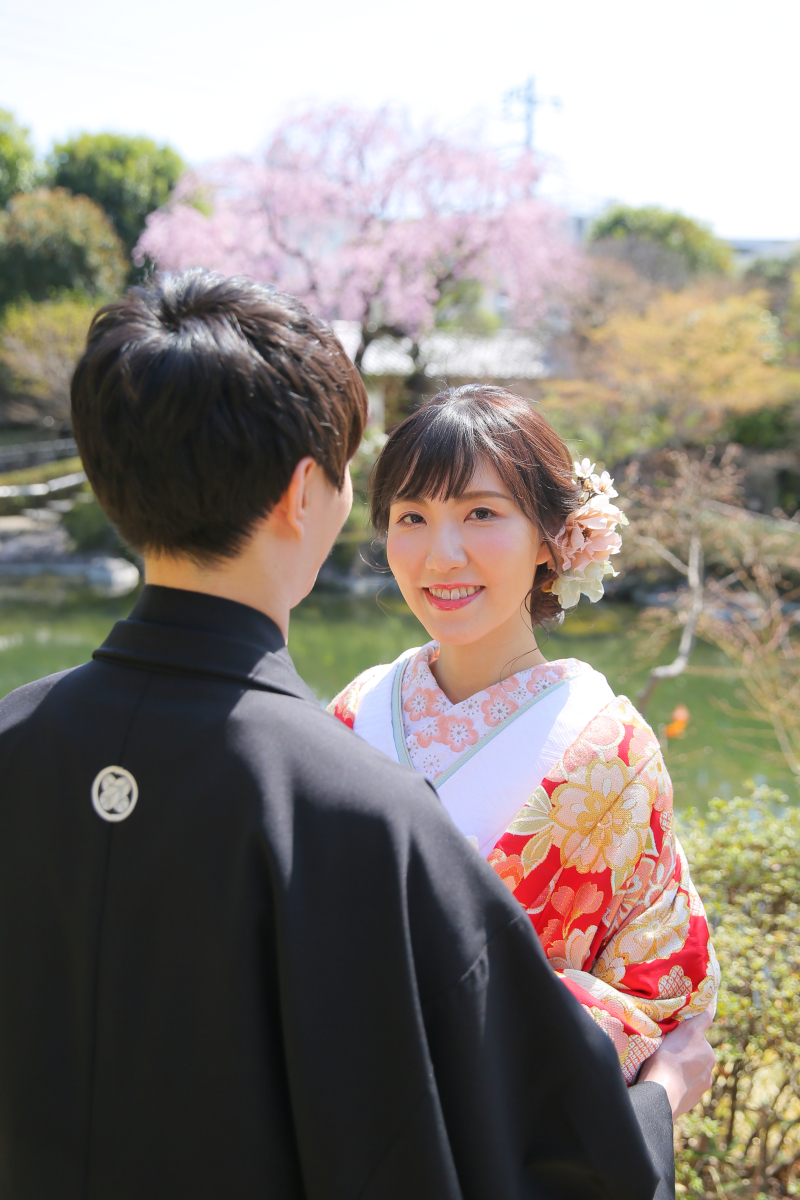 しだれ桜咲く中