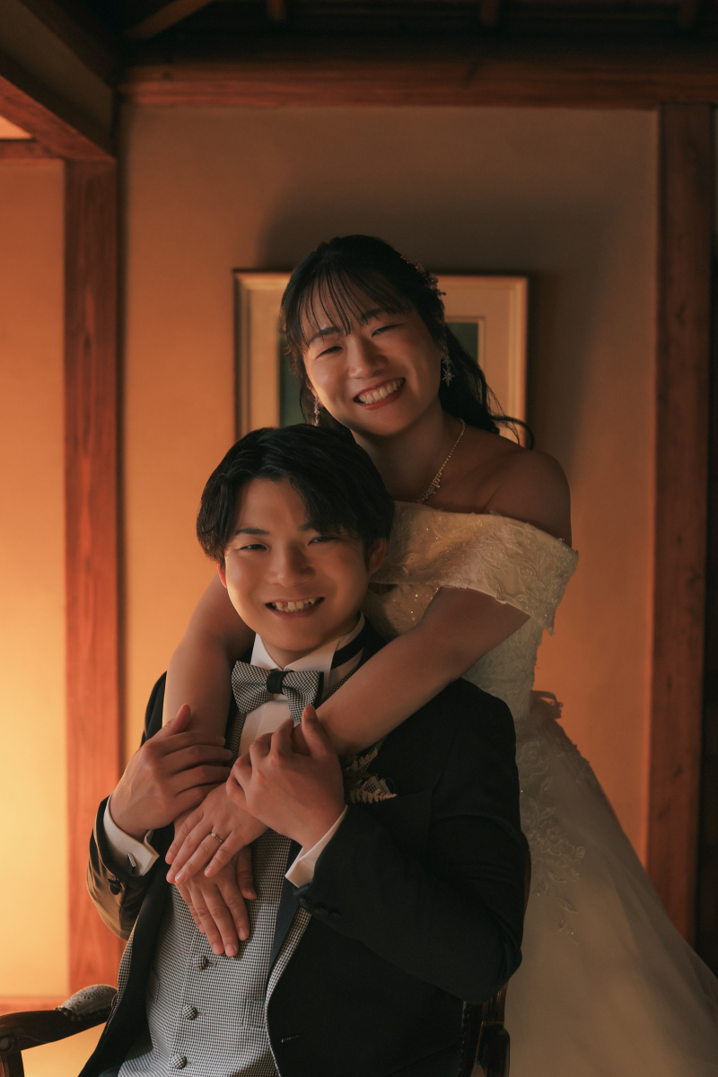 新婦さんからバックハグ