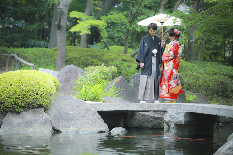 池の鯉を見つめるお二人