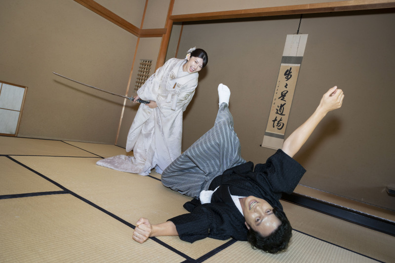 お茶目なポーズも!