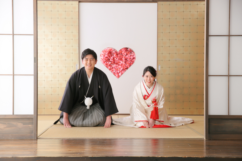 真っ赤に染まるハートを挟んで