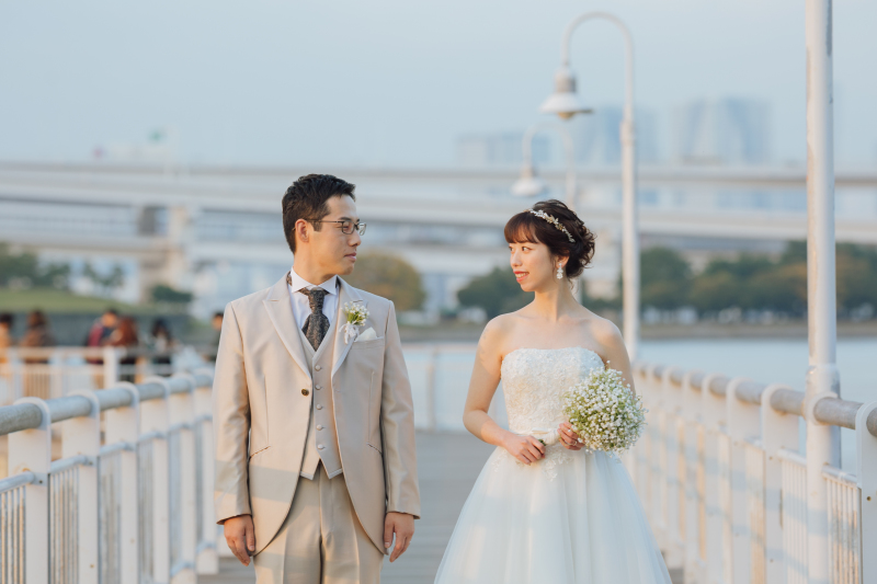 夕日の光を浴びながら。