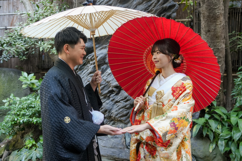 手を取り合って