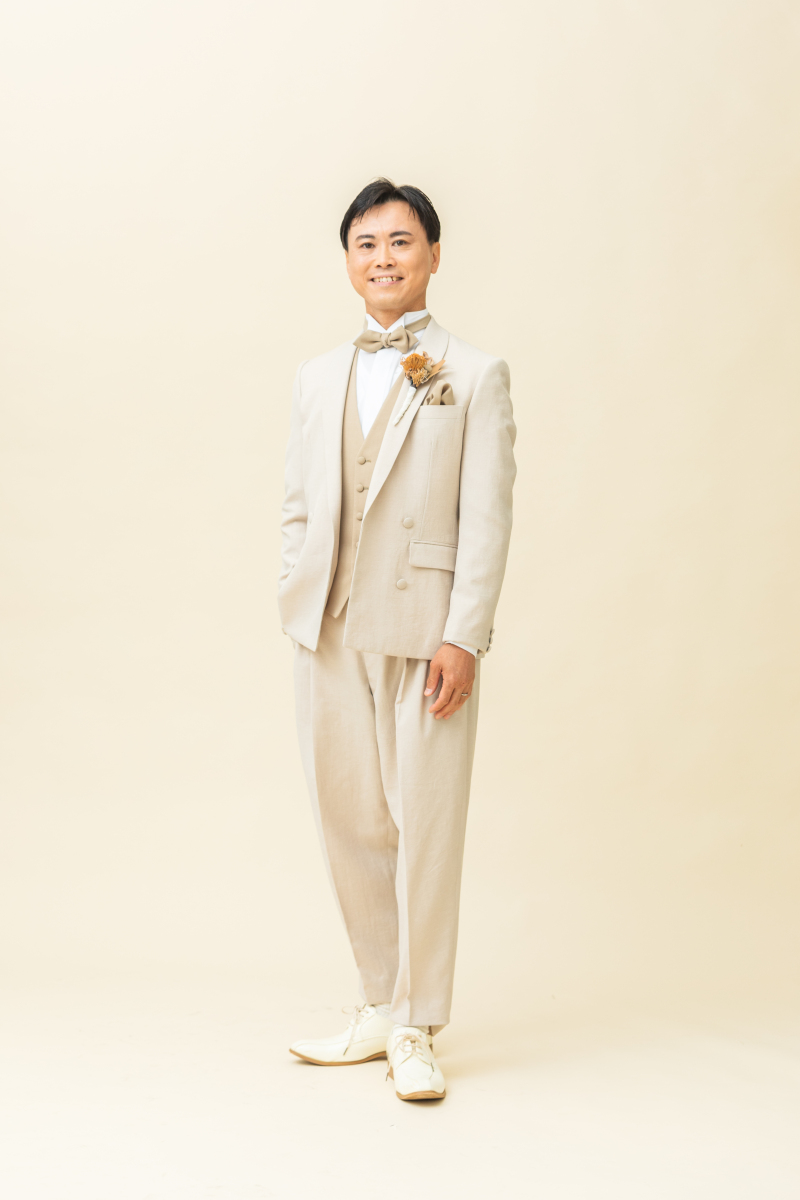 おしゃれなベージュのタキシード