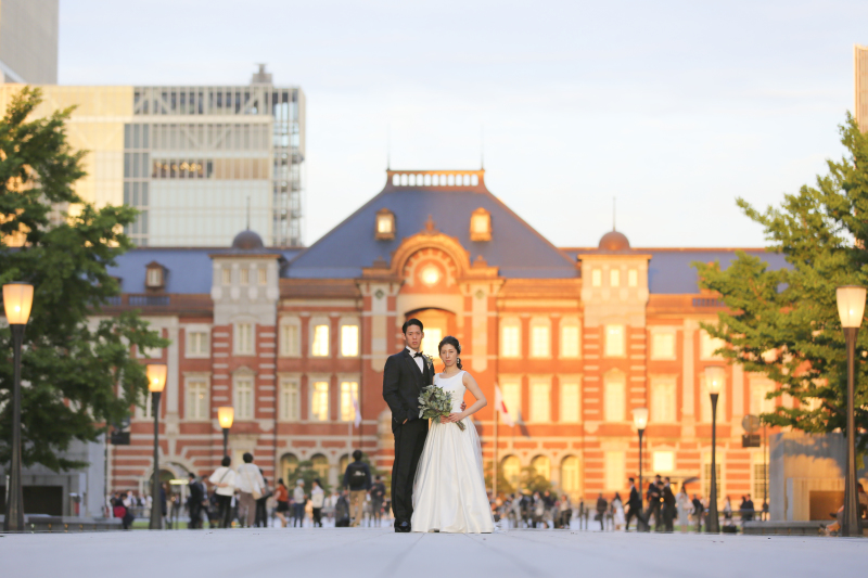 東京駅を背景に