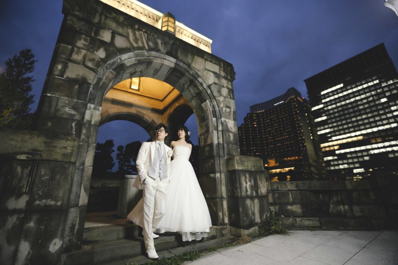 「パレスホテルを背景に」