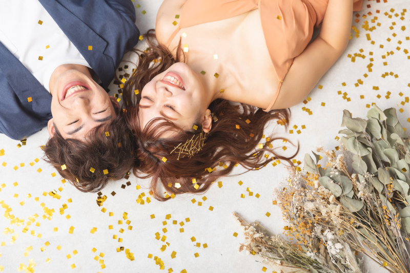 寝転んで撮るコンフェッティも可愛い♪