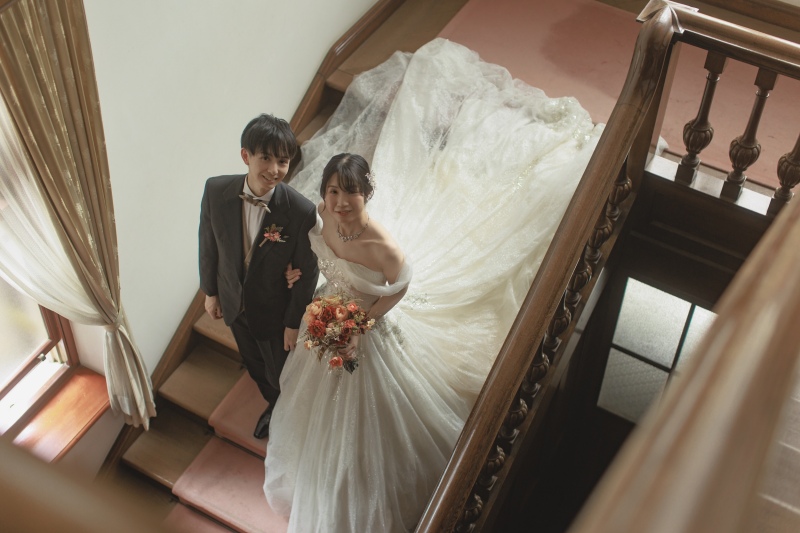 階段の上から見下ろす仲睦まじい笑顔