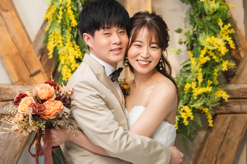 寄り添って自然な笑顔に