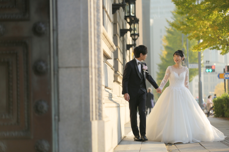 丸の内を歩きながら撮影