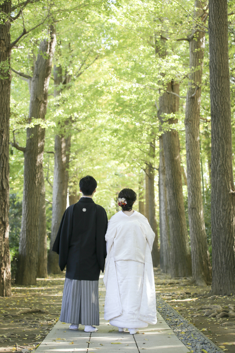 寄り添い歩く後ろ姿