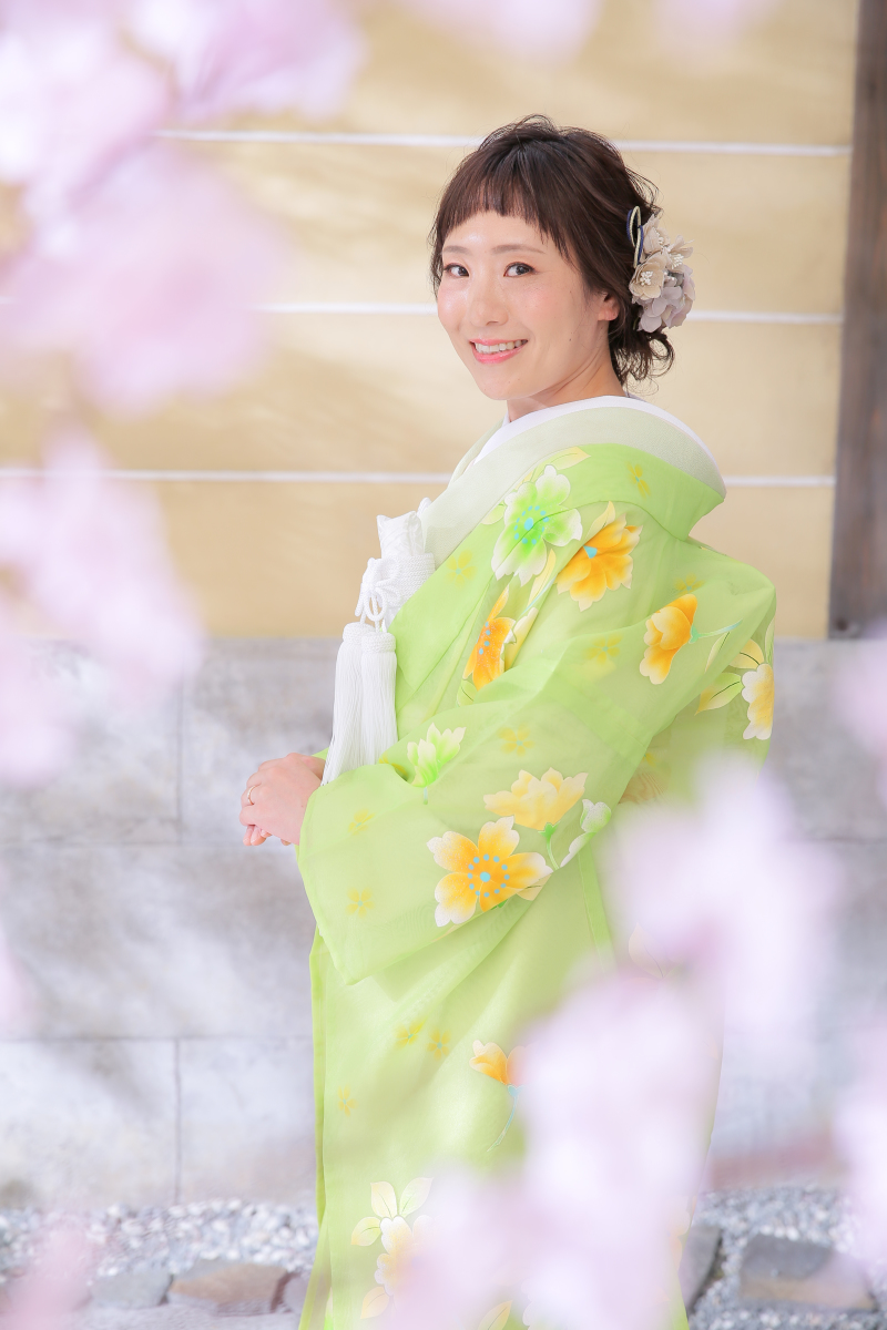 桜を前に新婦様のソロカット