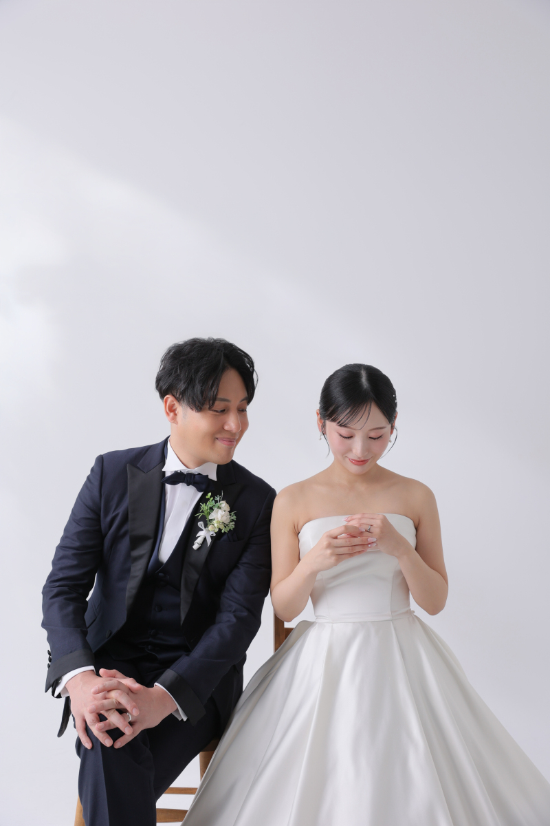 シンプルな白い背景メインで！おしゃれな洋装ウェディングフォトを