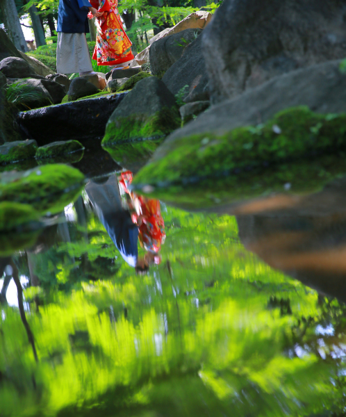飛び石の上でもキス♡