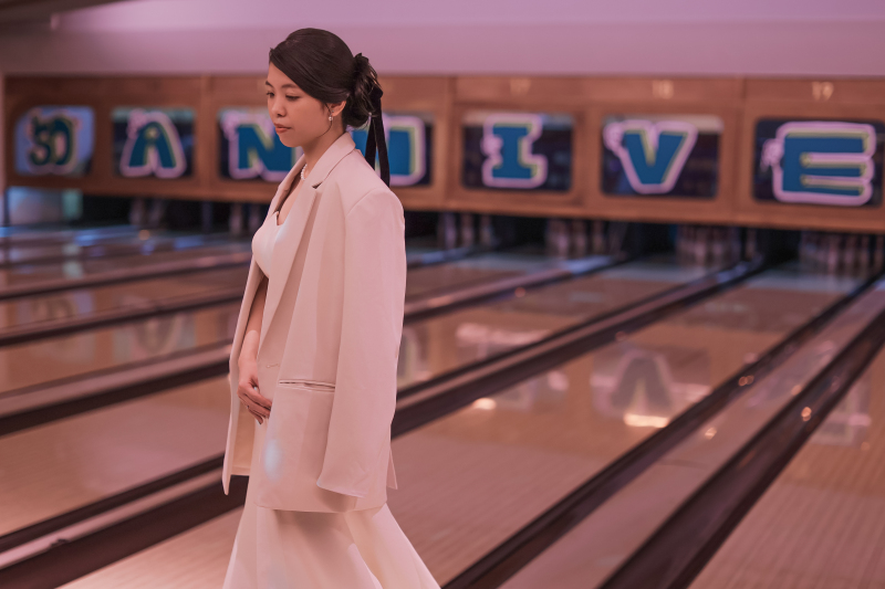 新婦さんがジャケットを羽織って