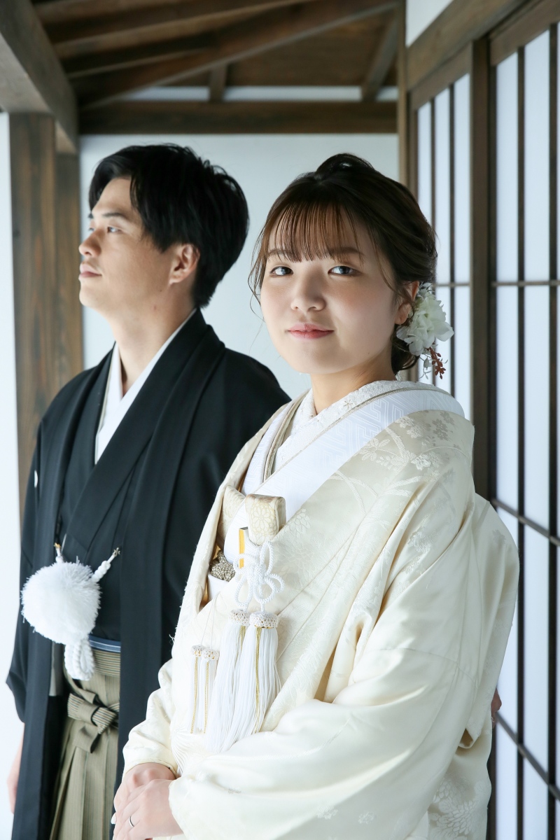 縁側にてクールな表情で