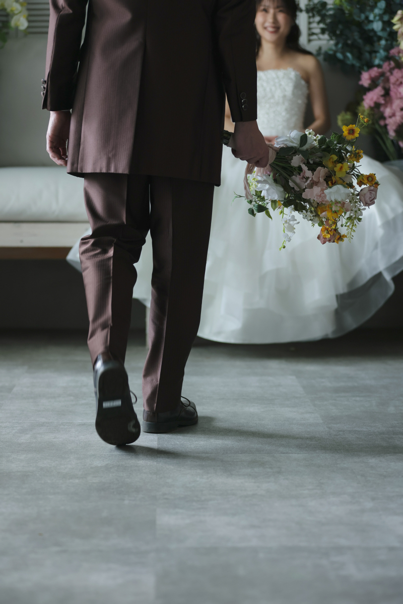 近づく新郎さん