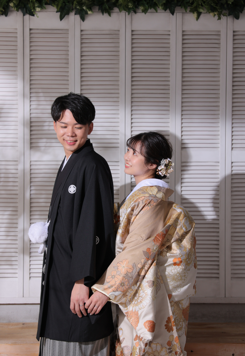 そっと手を取り合って