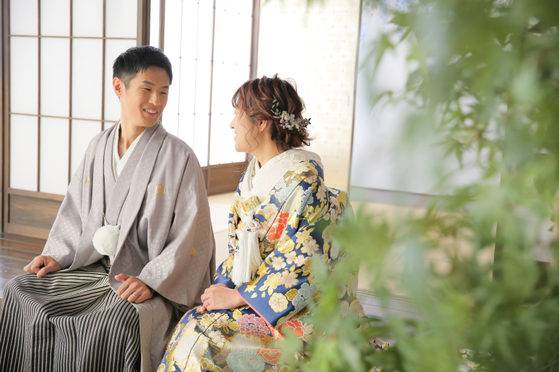 縁側でお二人仲良く