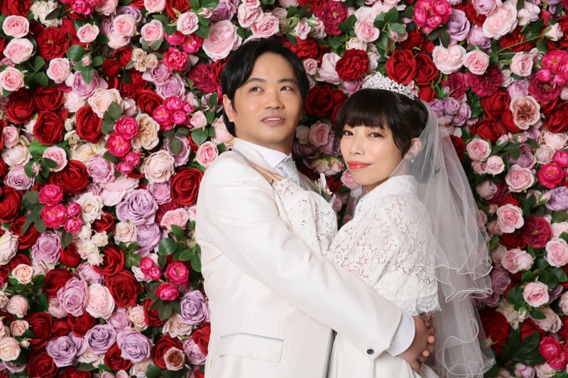 白ドレスはバラの背景で華やかに♪