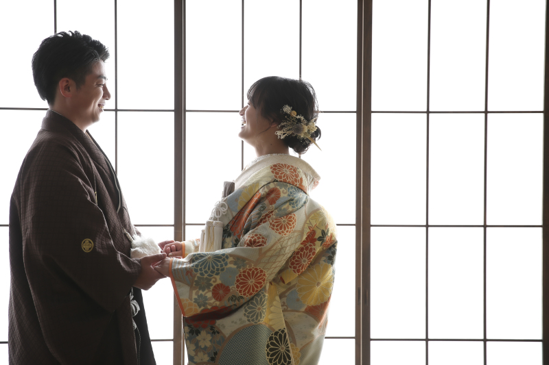 手を取り合って