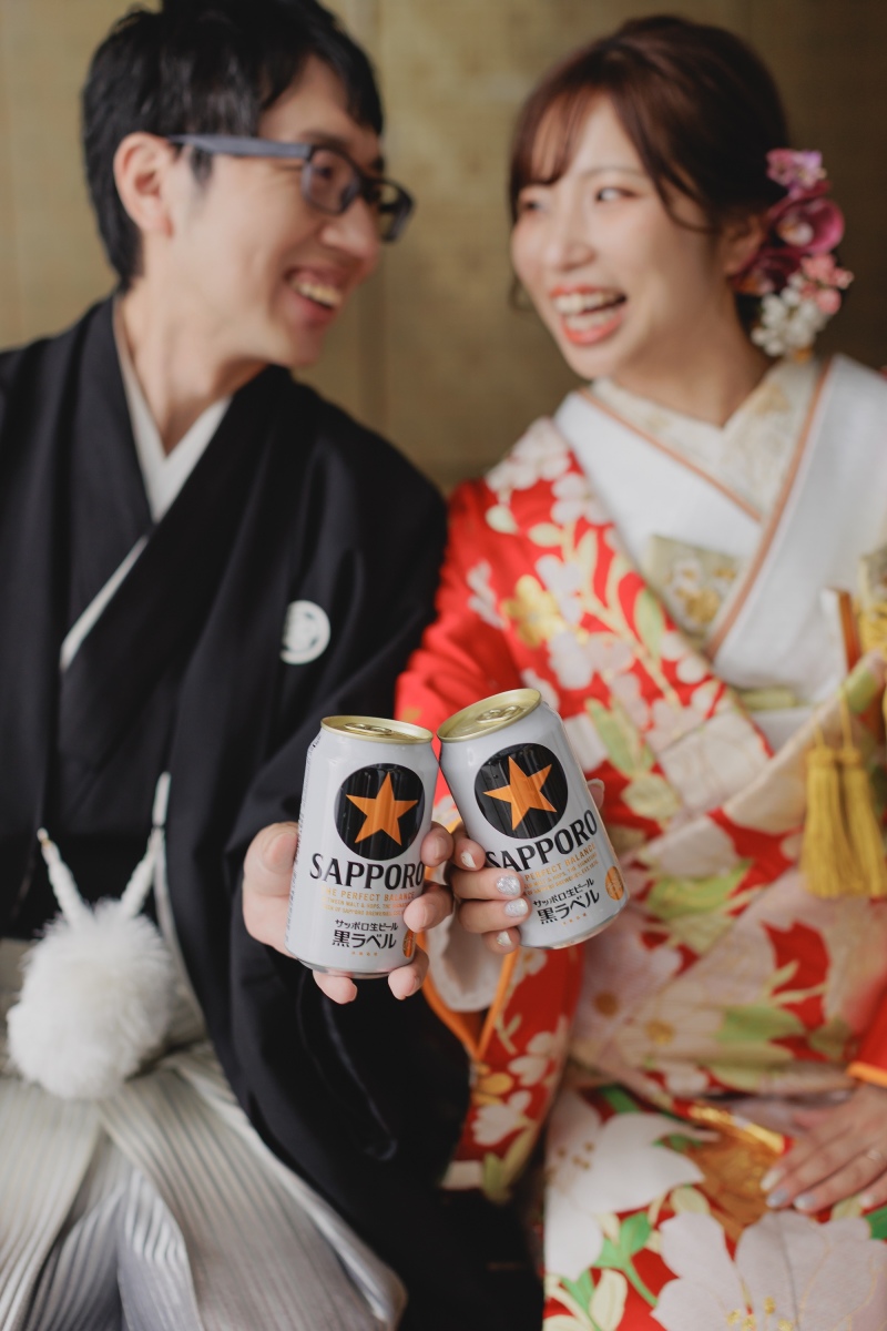缶ビールを掲げて笑顔で乾杯!