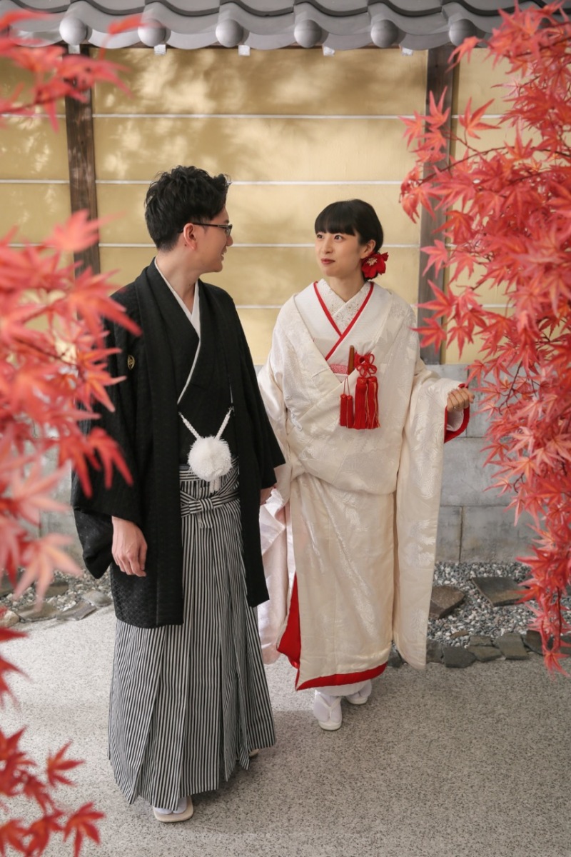 手を取り合って