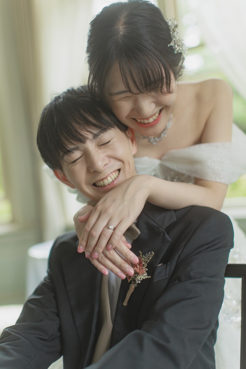 バックハグで密着するクシャッと笑顔