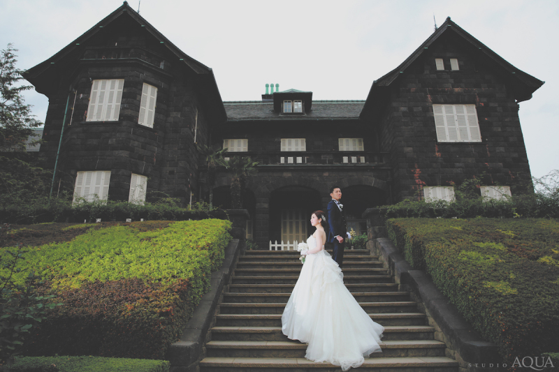 洋館を背景に。