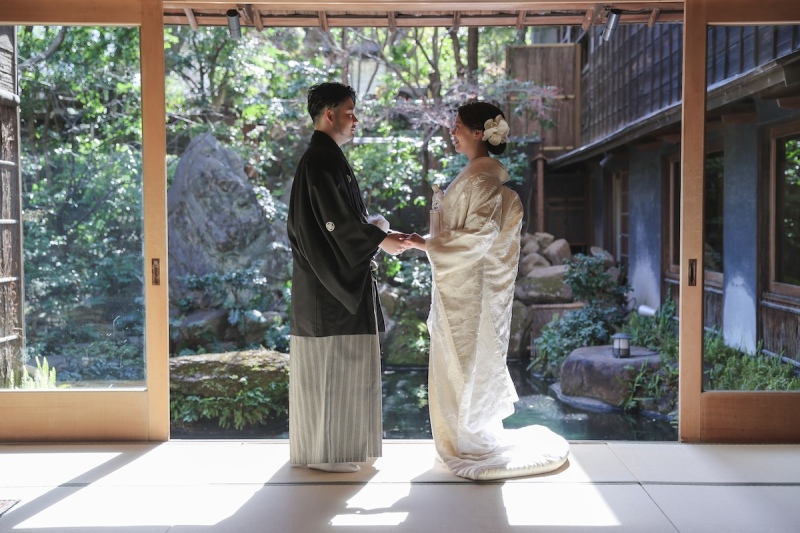 手を取って見つめ合い♡