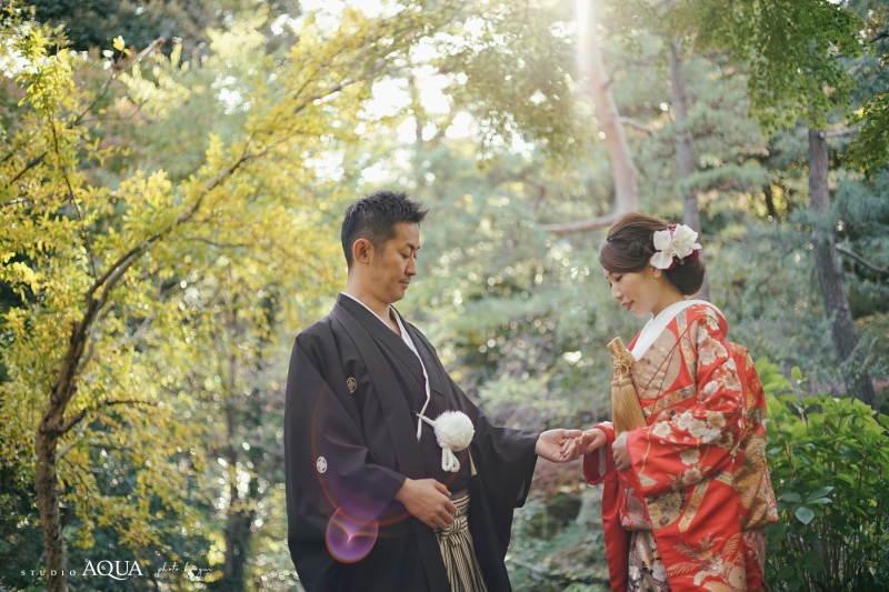 「手を取り合って」