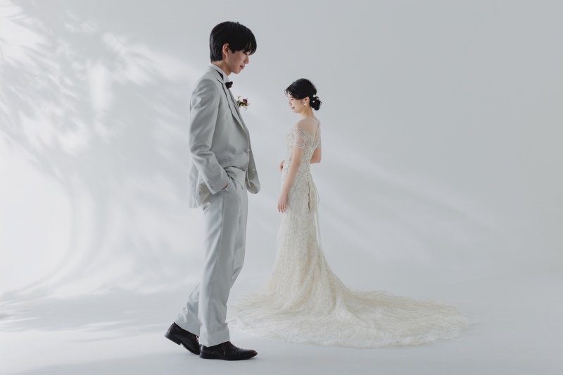 静かな光の中で、ふたりの時間が始まる。